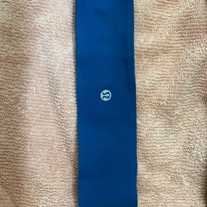 teal (looks blue but is teal) lululemon headband!